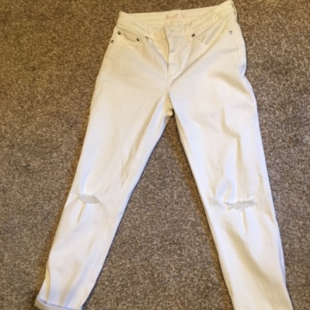 White distressed jeans